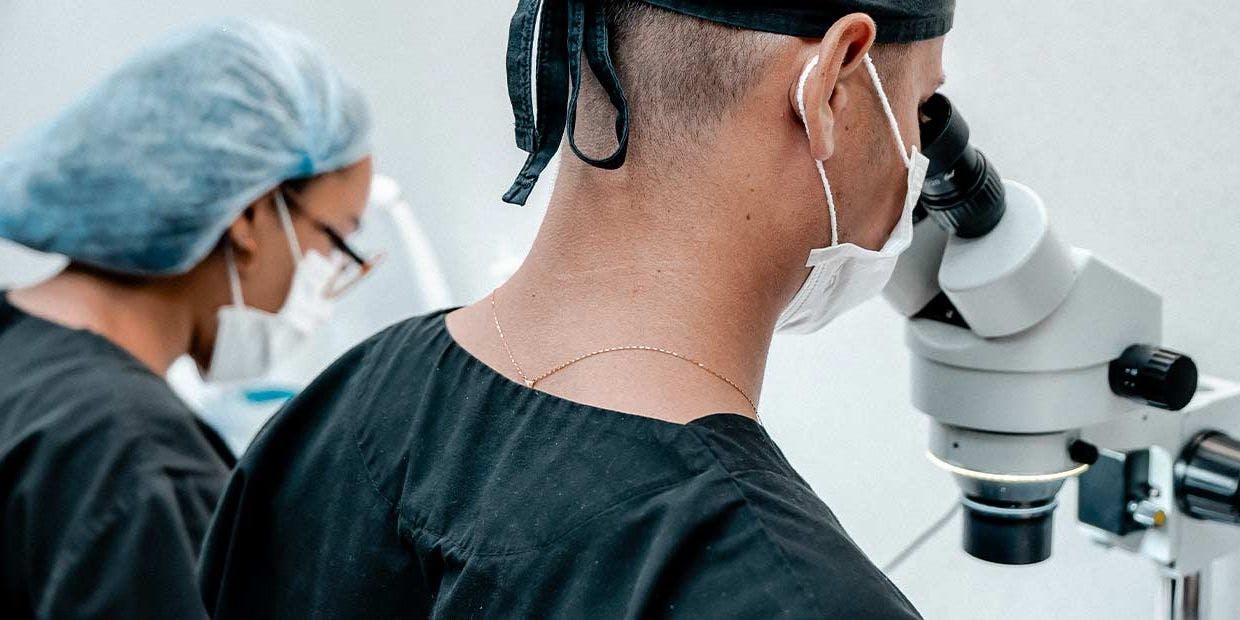 Cover Image for Técnicas de transplante capilar: descubra se tem mesmo de rapar o seu cabelo